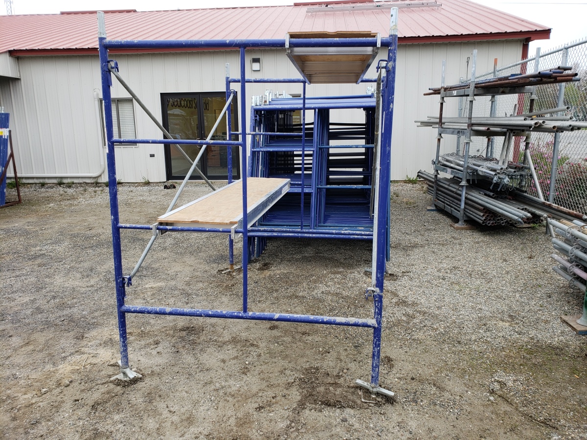 mason step scaffolding with work platform shown